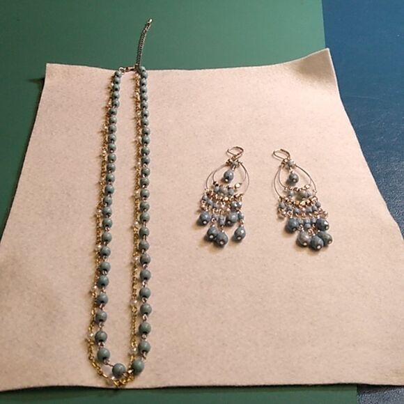 Elegant Gold/Silver Tone Metal and Blue Beaded Necklace & Chandelier Earring - Picture 5 of 8